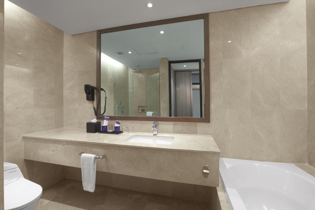 Aston Priority Simatupang Hotel And Conference Center Jakarta Extérieur photo